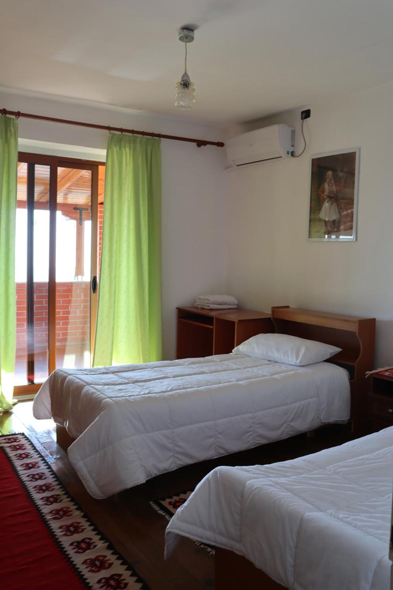 Vila 8 Kruje Luaran gambar